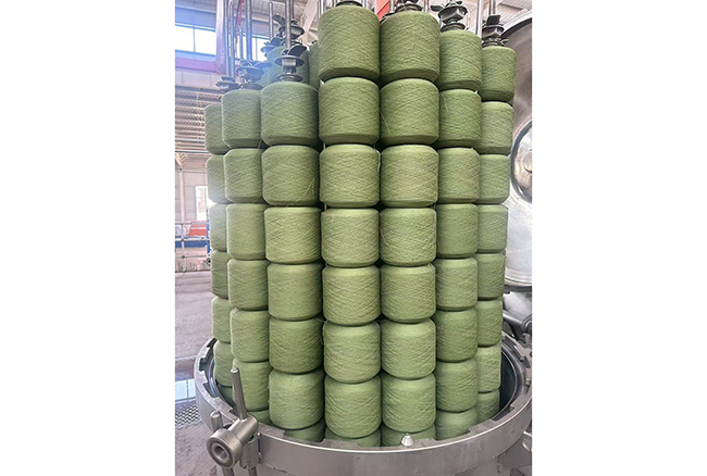 Linha de costura tingida